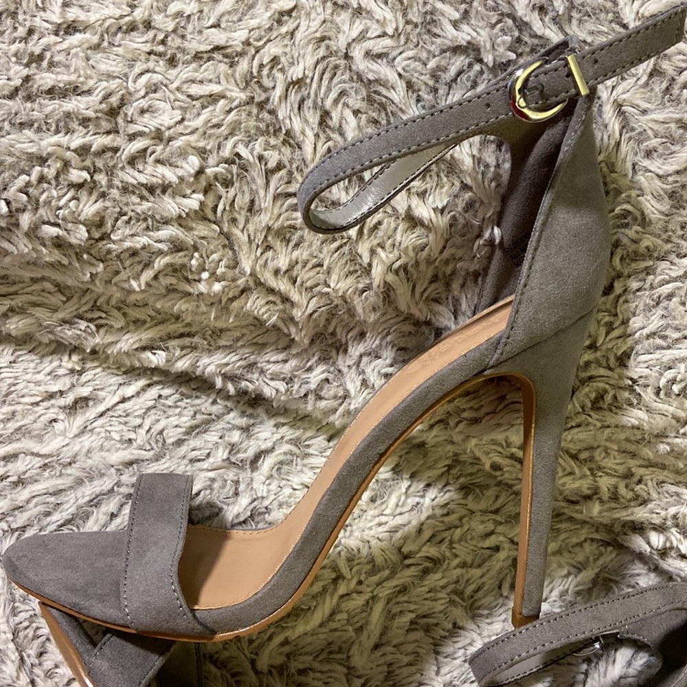 NWT Gray suede heels